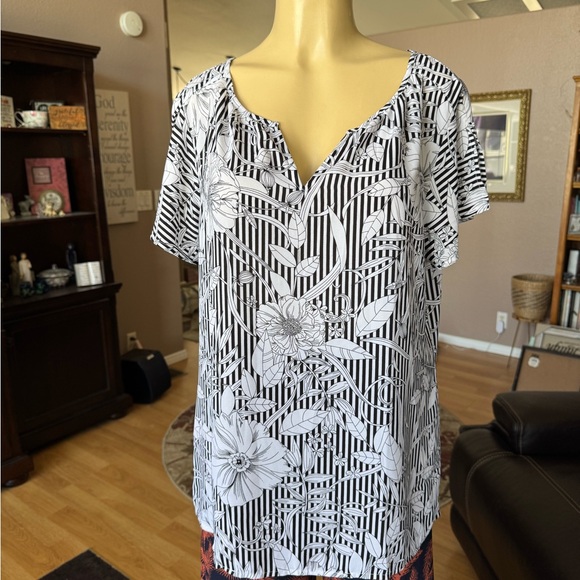 Como Blu Tops - Como Blu black & white floral striped short split sleeves Vneck blouse-size XL